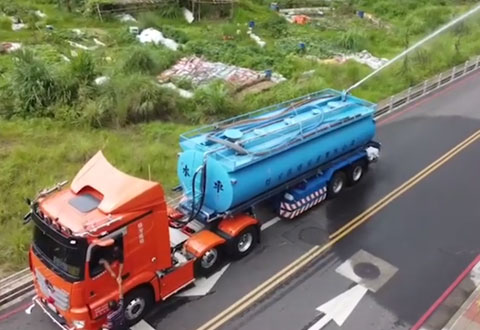 保潔擁有全台首輛半拖式灑水車